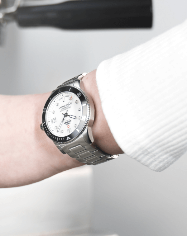 SM34089.wristshot