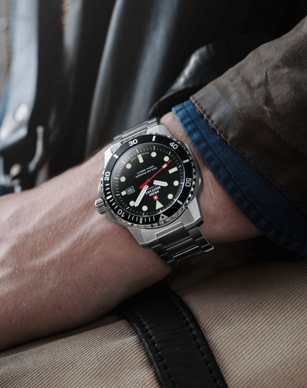 Swiss Military SMS34102.01 wristshot – black dial with stainless steel bracelet, showing sporty and durable design.