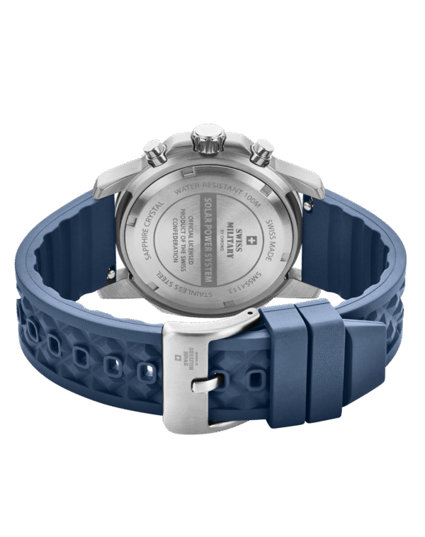 Montre solaire militaire suisse SMS34113.03 vue arrière avec fond en acier inoxydable gravé et bracelet en caoutchouc.