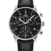 Montre chronographe minimaliste Swiss Military avec cadran noir et bracelet en cuir – un chronographe Swiss Made alliant précision et confort raffiné au quotidien.